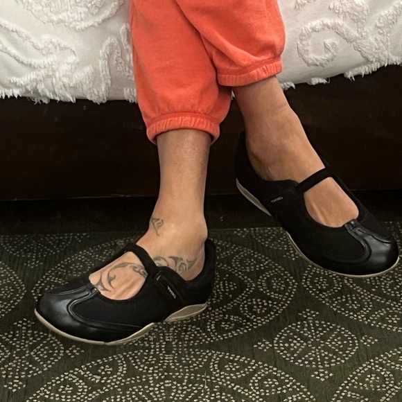 DKNY Tennis Mary Jane, slip ons, sz 9 - Picture 2 of 10